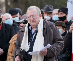 Oni pożegnali Jana Lityńskiego. Grób na Powązkach utonął w kwiatach
