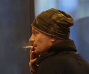 Bartosz Żukowski  (Waldek z serialu Świat wedlug Kiepskich) pali na peronie