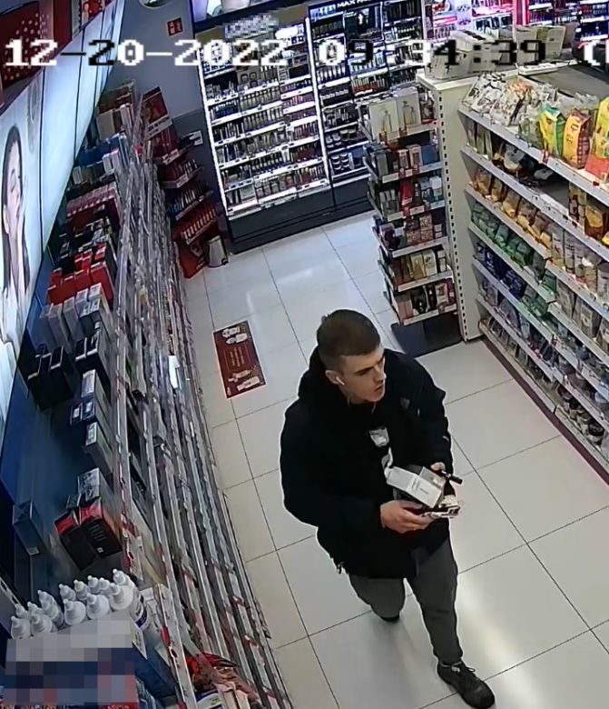 Złodziej zaatakował w Rossmannie na terenie Torunia. Rozpoznajesz go?