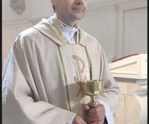 Stulecie Winnych 4 sezon na planie. Ksiądz Ignacy (Lesław Żurek)