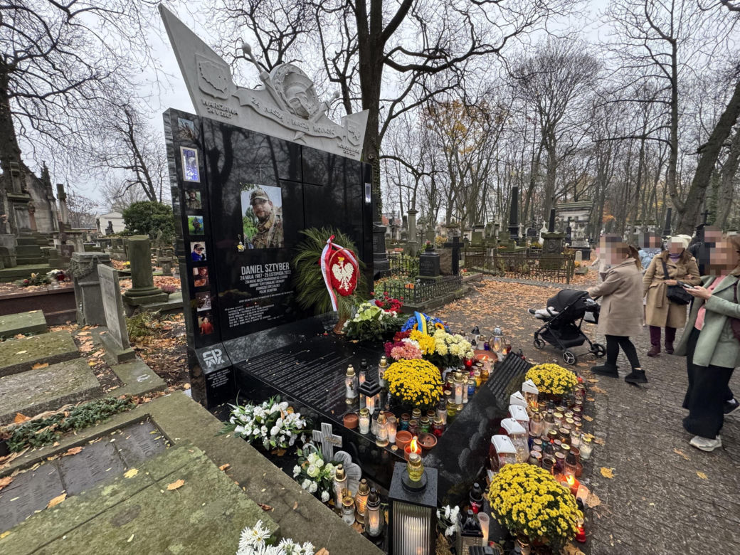 Tak wygląda grób Daniela Sztybera w Święto Zmarłych. Polski żołnierz oddał życie za Ukrainę