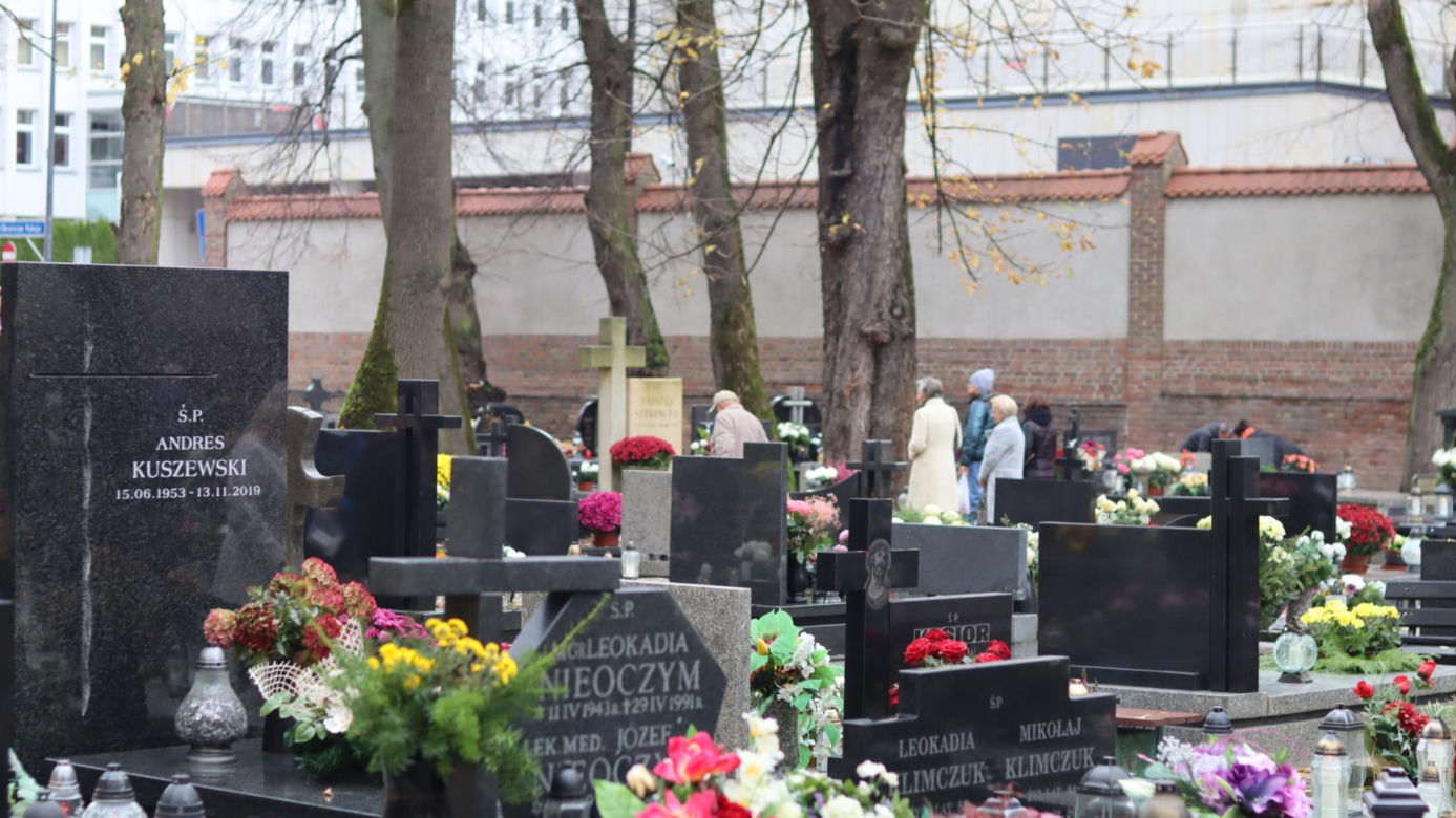 Tak mieszkańcy odwiedzają groby zmarłych. Tłumy na najstarszym cmentarzu w Lublinie