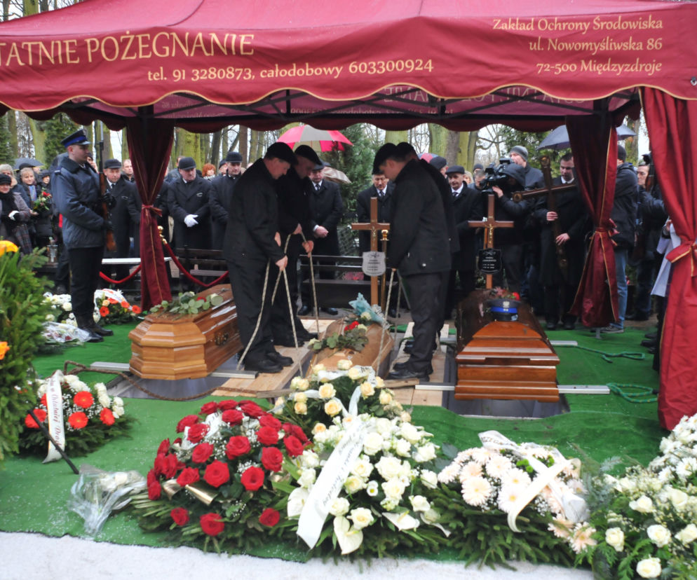 Pogrzeb ofiar w Kamieniu Pomorskim. Małżeństwa Małgorzaty i Ryszarda P. rodziców Julci oraz Ryszarda B.