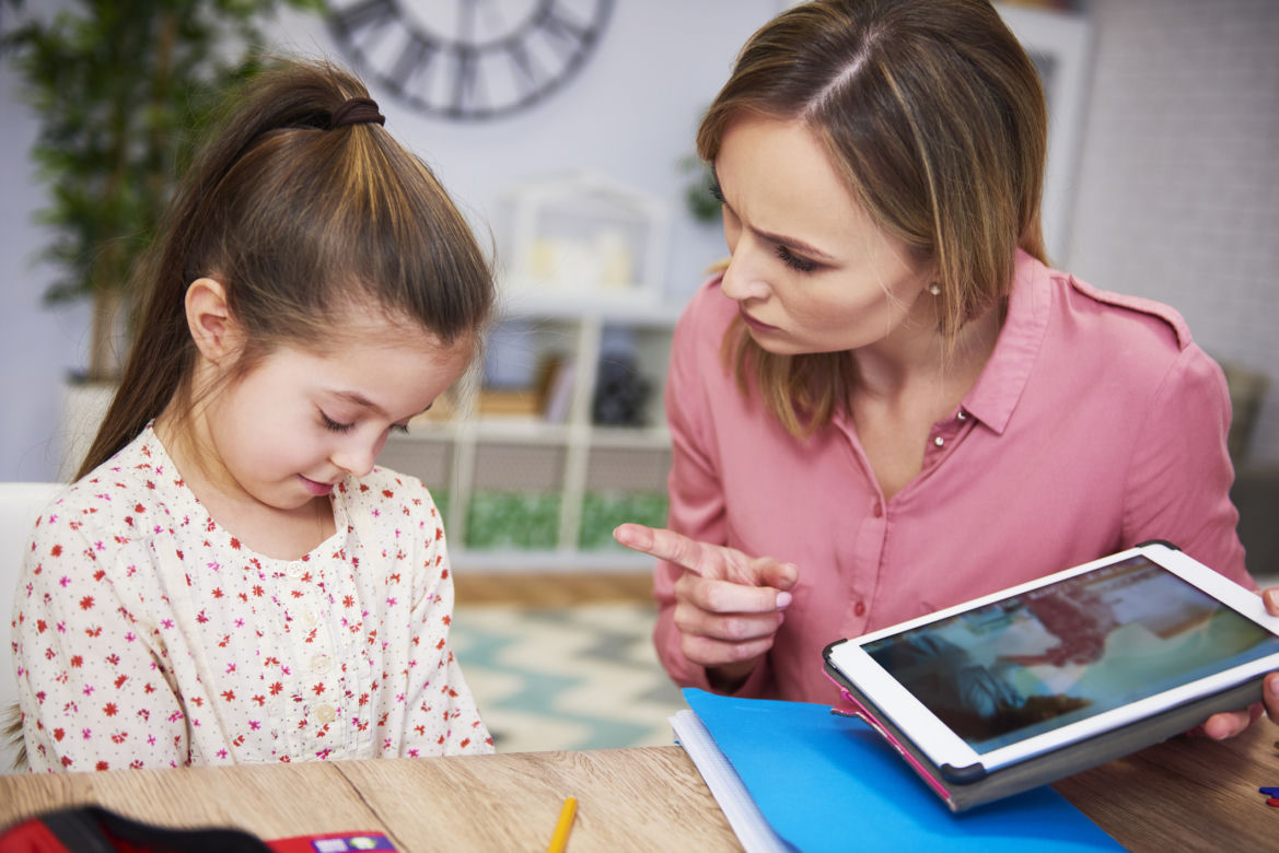 Nadopiekuńcza mama rządzi dzieckiem