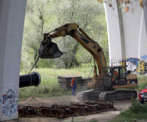 Zgrzewają rury do budowy rurociągu