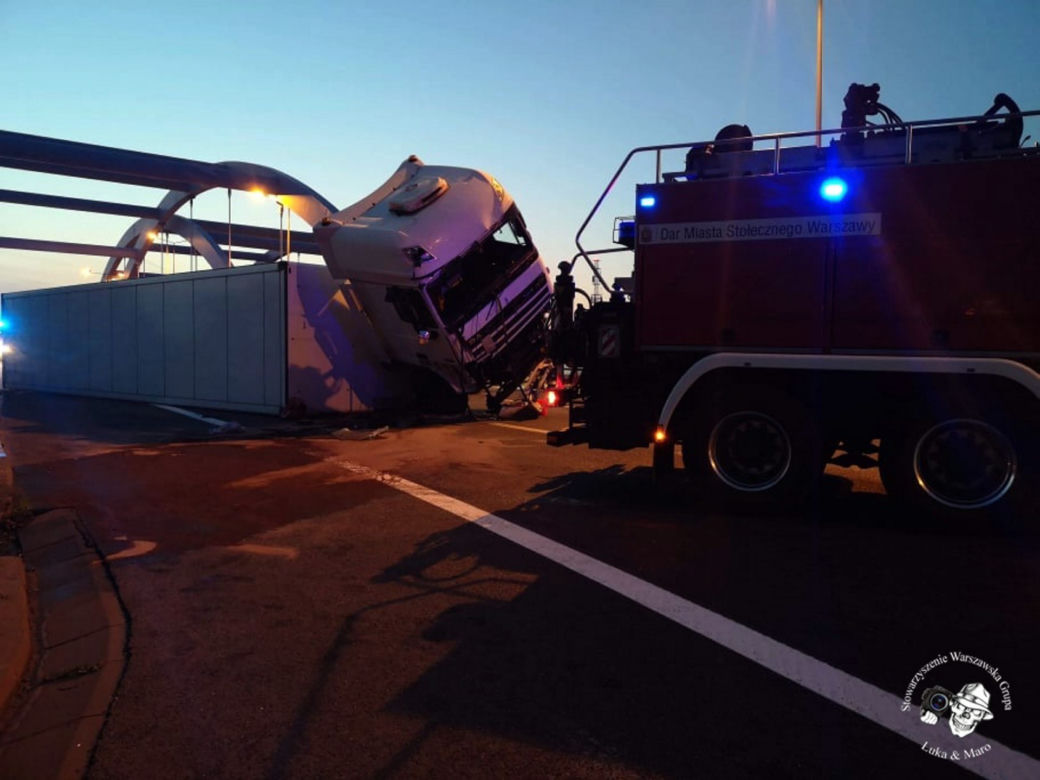 Wypadek na S8, TIR wjechał w drogowców