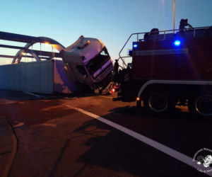 Wypadek na S8, TIR wjechał w drogowców