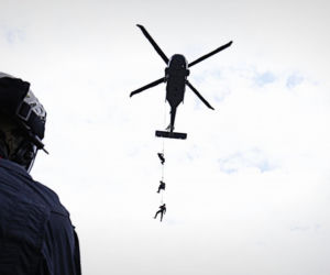 Lublin: Policyjny helikopter krążył nad miastem. Poważne działania policyjnych komandosów 