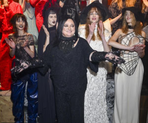 Książkiewicz pokazała majtki, Olejnik jak diwa i Grochowska w zbroi. Tłum gwiazd na pokazie Baczyńskiej