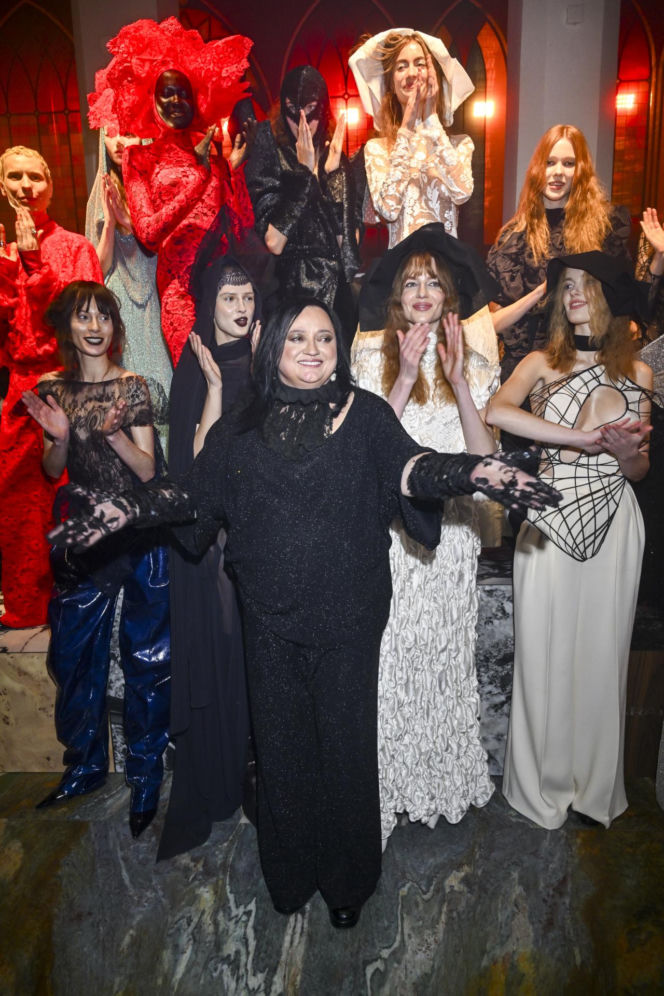 Książkiewicz pokazała majtki, Olejnik jak diwa i Grochowska w zbroi. Tłum gwiazd na pokazie Baczyńskiej