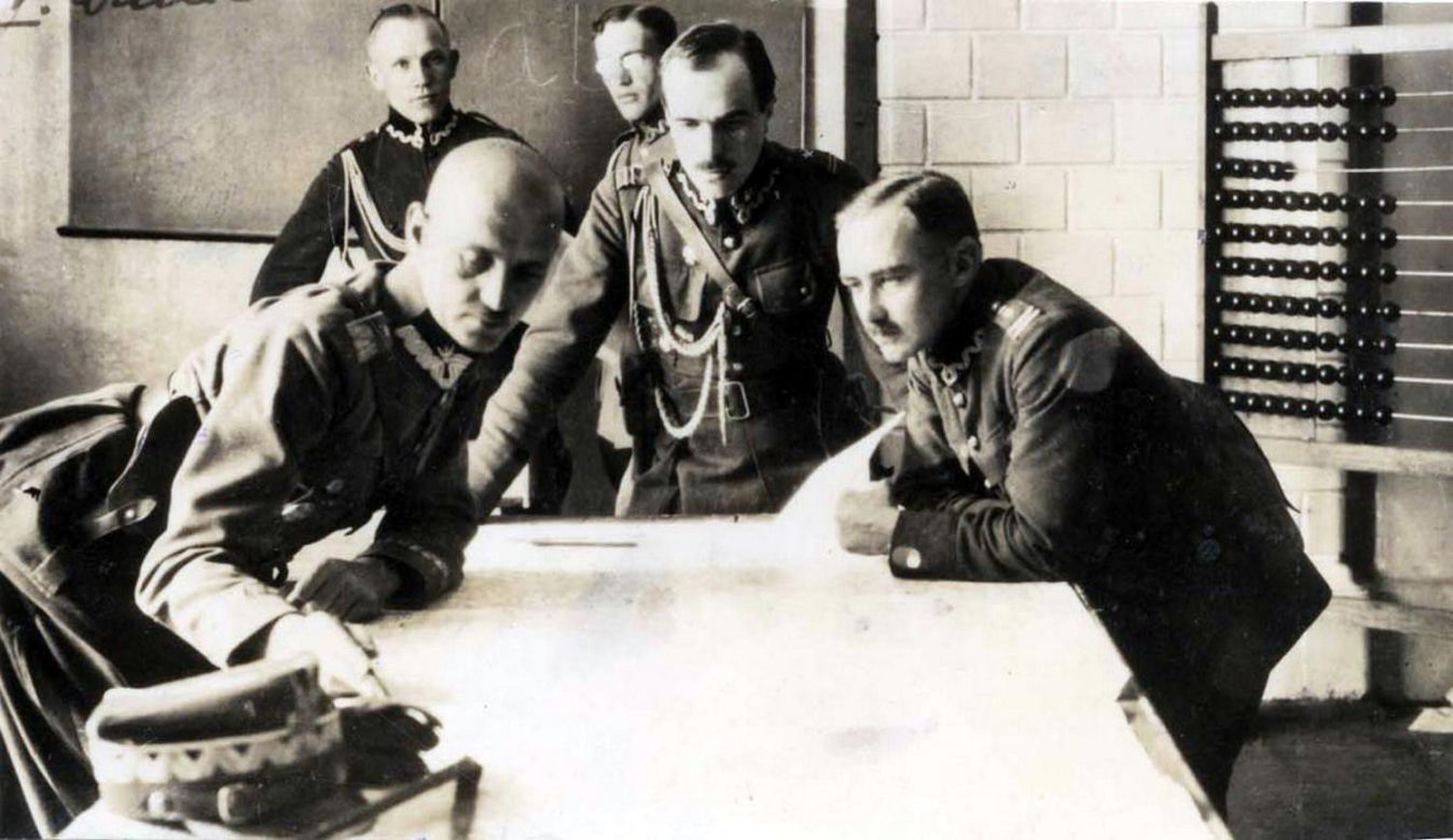 Gen. Władysław Sikorski ze sztabem V Armii podczas bitwy warszawskiej.