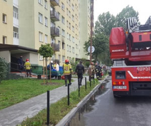 Bełchatów. Pożar w bloku! Płomienie buchały z okna. W domu była rodzina z dziećmi 