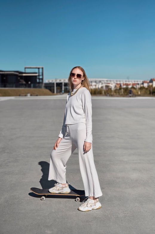 Białe sneakersy to must have w letniej garderobie. Z czym je łączyć, żeby wyglądać jak prawdziwa it-girl?