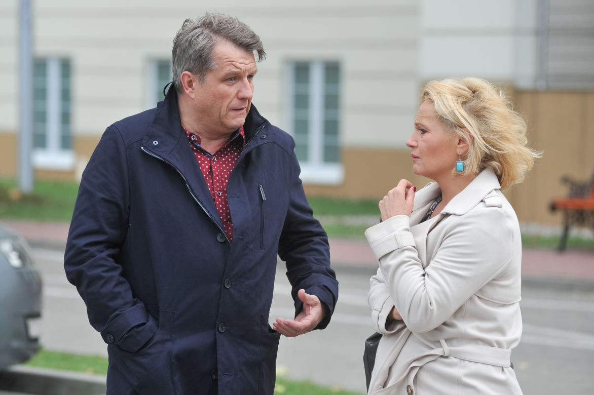 Na Wspólnej, odcinek 2796. Marek (Grzegorz Gzyl), Danka (Lucyna Malec)