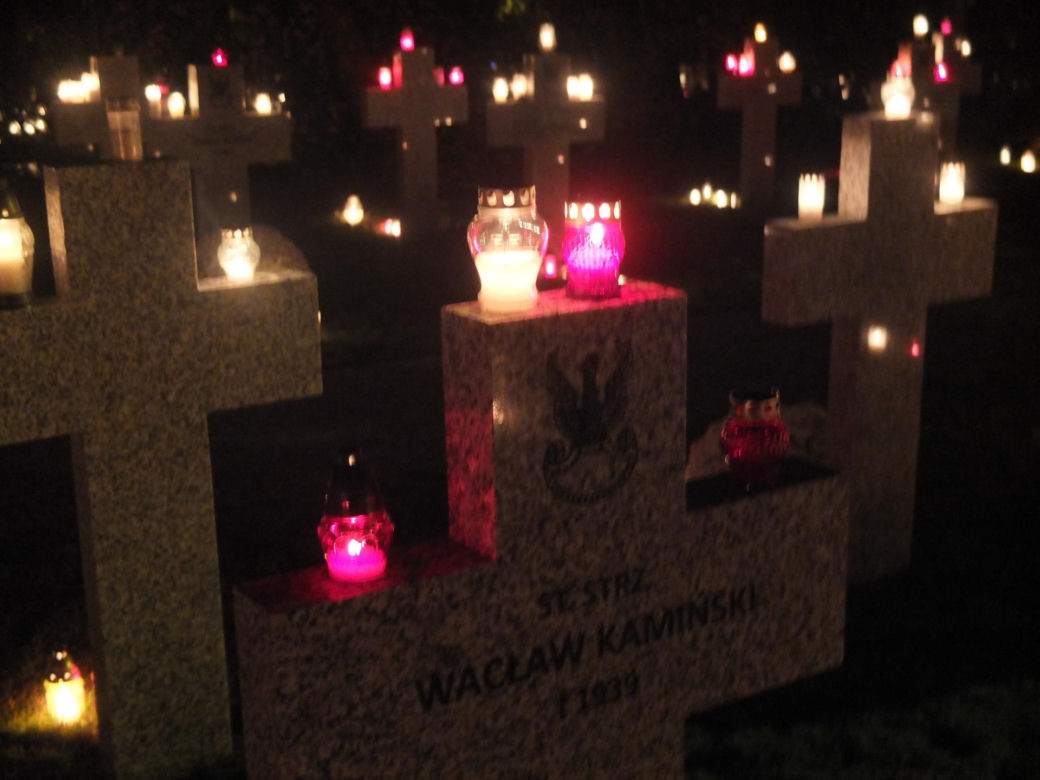 Lublin. Wszystkich Świętych i Dzień Zaduszny 2024. Jak wyglądają nekropolie po zmroku?