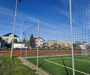 ​Boisko koło szkoły na Zatorzu w Lesznie jak nowe. Co się zmieniło?