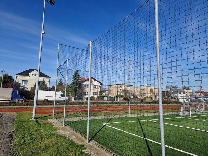 ​Boisko koło szkoły na Zatorzu w Lesznie jak nowe. Co się zmieniło?