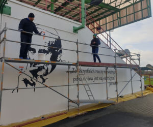Mural w obronie Jana Pawła II na stadionie GKS Bełchatów. Lewicowe środowiska próbują Go mieszać z błotem 