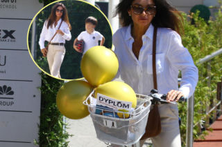 Marta Kaczyńska zadała szyku na zakończeniu roku szkolnego. Z synem przyjechali rowerami. Były balony i dyplom! 