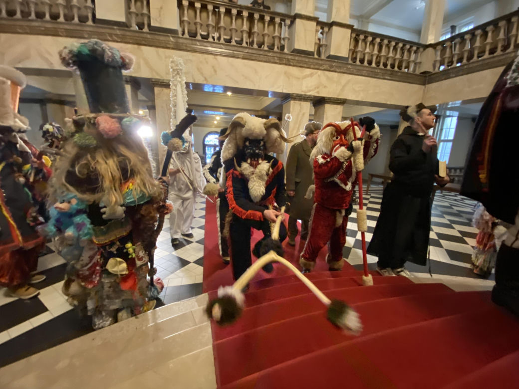Żywieckie dziady narobiły larma w Katowicach. Barwny korowód przeszedł ulicami miasta