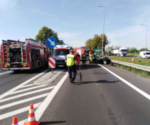 Poważny wypadek w Ostaszewie pod Toruniem. Ciężko ranny kierowca w szpitalu