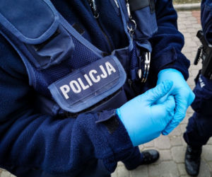 #ZostańWDomu. Policjanci sprawdzają, czy mieszkańcy przestrzegają kwarantanny