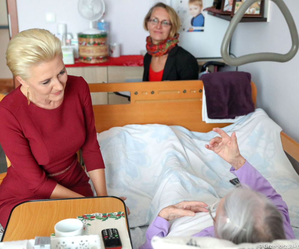 Agata Duda z seniorami 