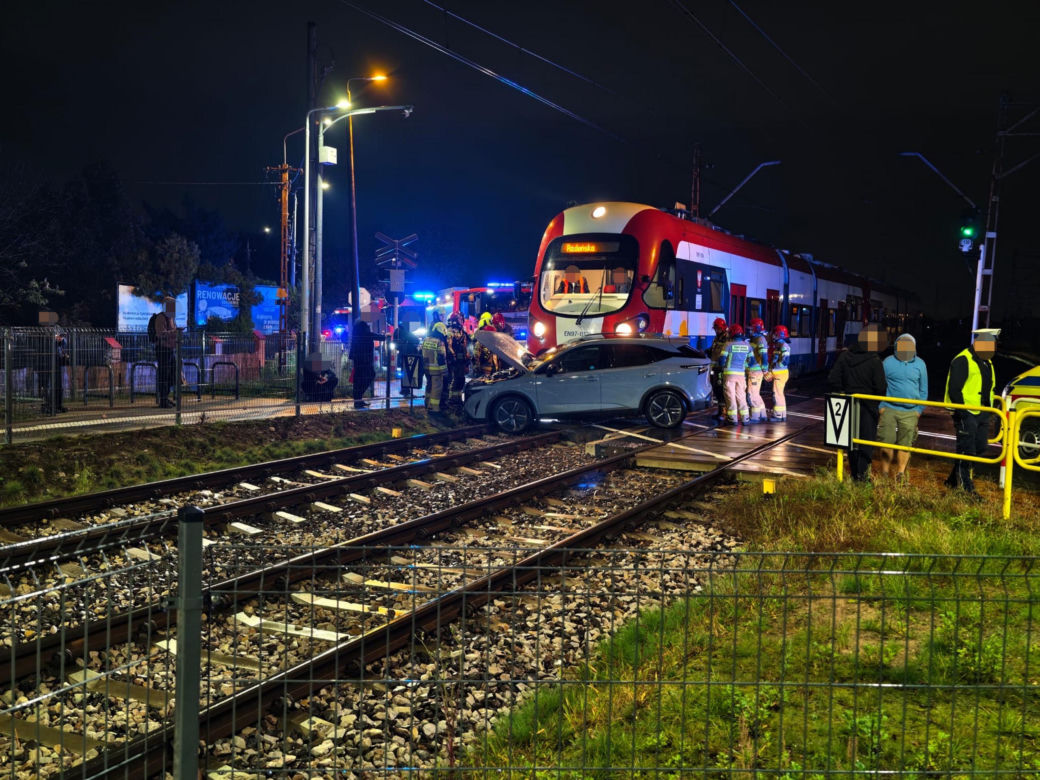 Nie obchodził go znak STOP. Nissanem wjechał wprost pod pociąg WKD