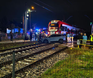 Nie obchodził go znak STOP. Nissanem wjechał wprost pod pociąg WKD