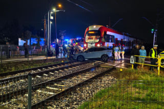 Nie obchodził go znak STOP. Nissanem wjechał wprost pod pociąg WKD