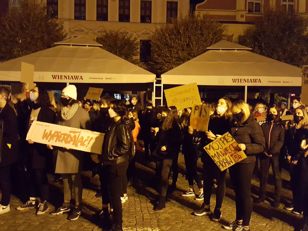 Skandowano, skakano i śpiewano... Kolejny "Strajk Kobiet" w Lesznie