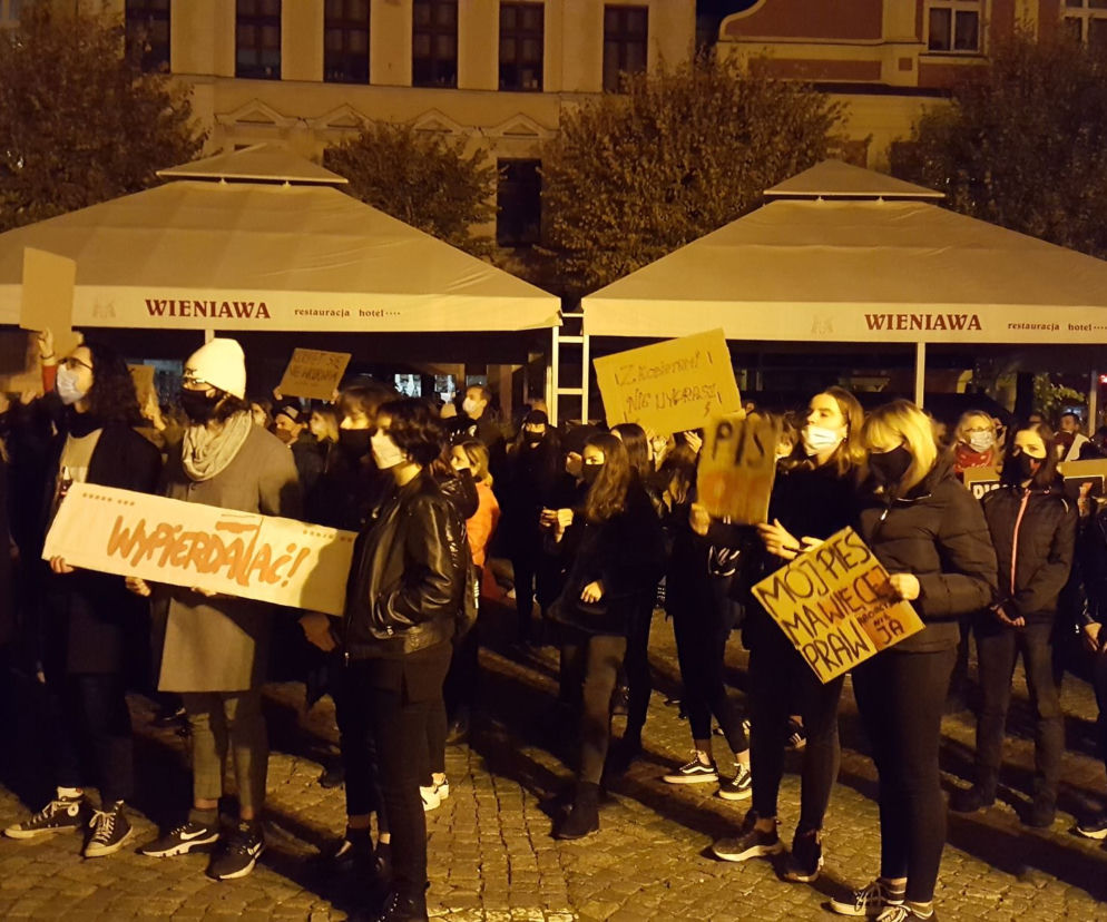  Skandowano, skakano i śpiewano... Kolejny Strajk Kobiet w Lesznie