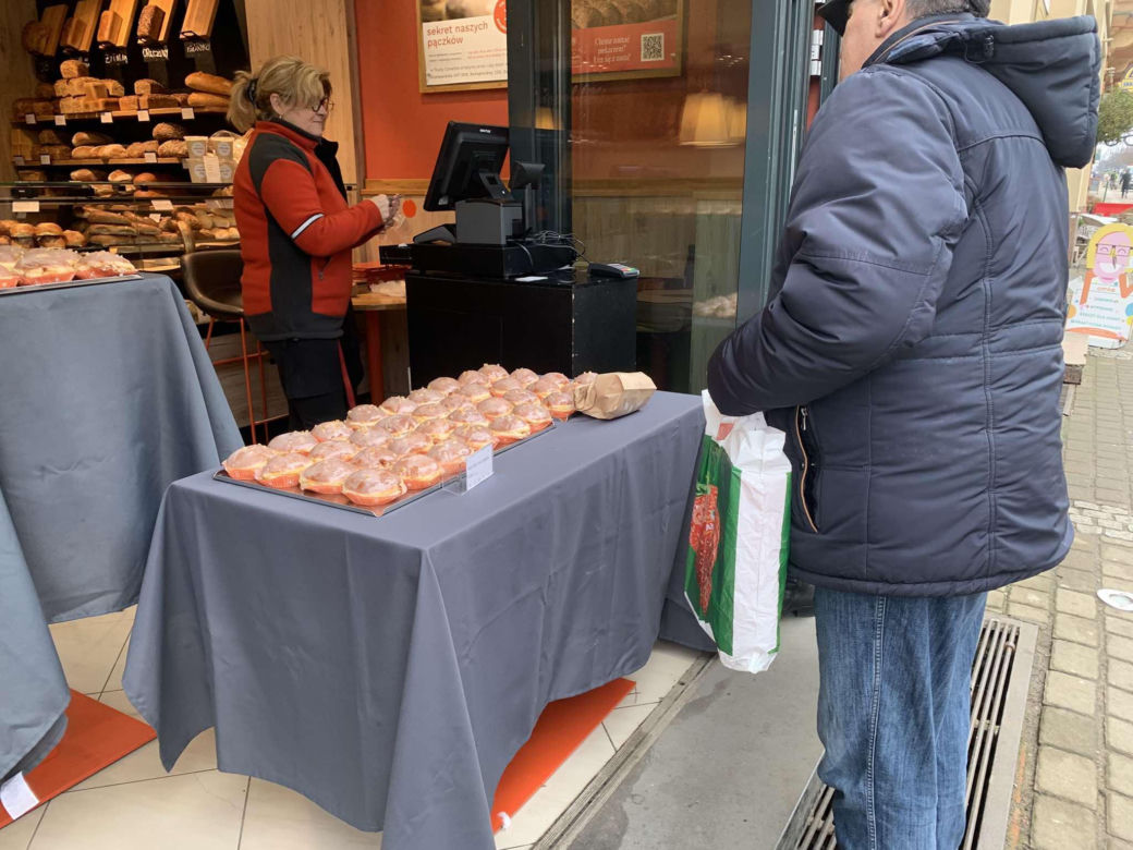 Bydgoszczanie stoją w kolejkach po pączki. Te z powidłami i konfiturą różaną wygrywają!