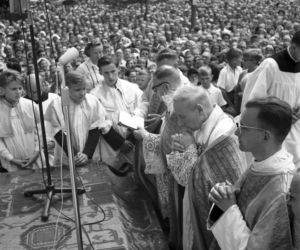 Uroczystość Bożego Ciała w Warszawie celebrowana przez Prymasa Polski kardynała Stefana Wyszyńskiego - 1957 rok
