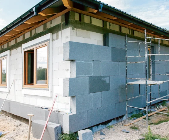 Ile kosztuje ocieplenie domu 200 m² w 2026? Ceny materiałów i robocizny