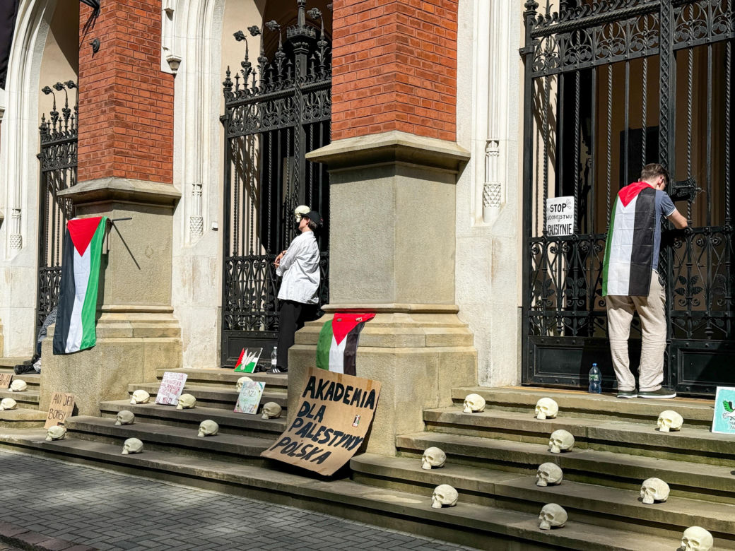 Protest solidarnościowy z Palestyną. Studenci przykuli się do bramy UJ