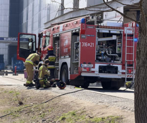 Dym nad centrum handlowym w Warszawie