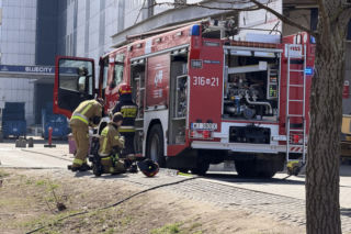 Dym nad centrum handlowym w Warszawie