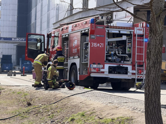 Dym nad centrum handlowym w Warszawie