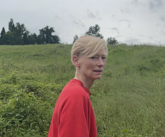 Wystawa Tildy Swinton „Ongoing” po raz pierwszy w Polsce. Jesienią trafi do Warszawy