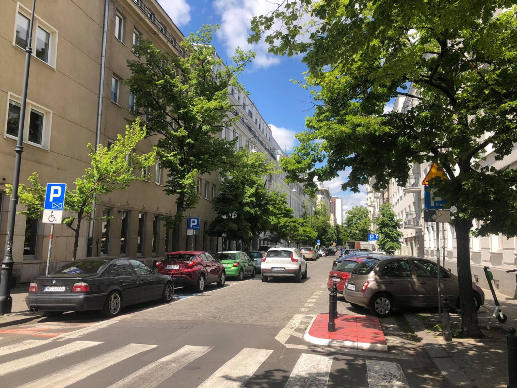 Większe ogródki restauracyjne kosztem parkingów? Taki pomysł trafił do ratusza!
