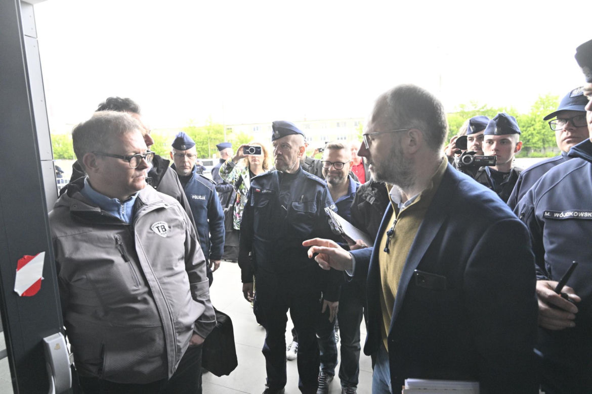 Komornicy na Modlińskiej. Nerwowe starcie przy hali na Białołęce. Ostry konflikt kupców z zarządcą hali
