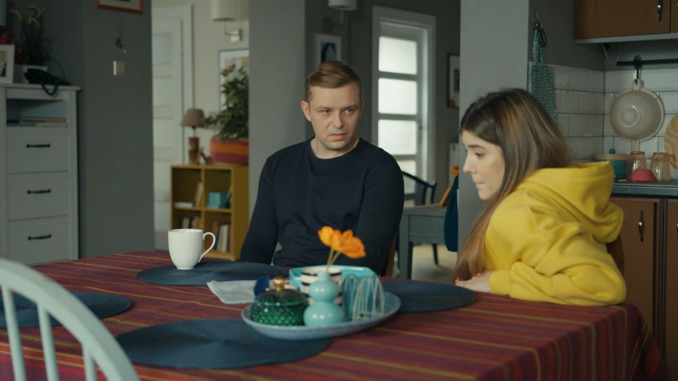 Barwy szczęścia odc. 3017. Hubert (Marek Molak), Agata (Natalia Zambrzycka)