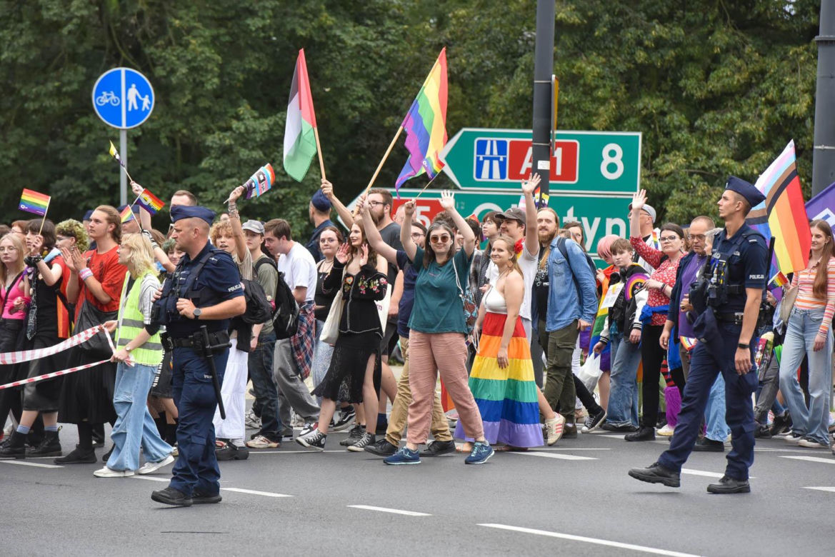 VI Toruński Marsz Równości. Przeciwnicy modlili się w centrum
