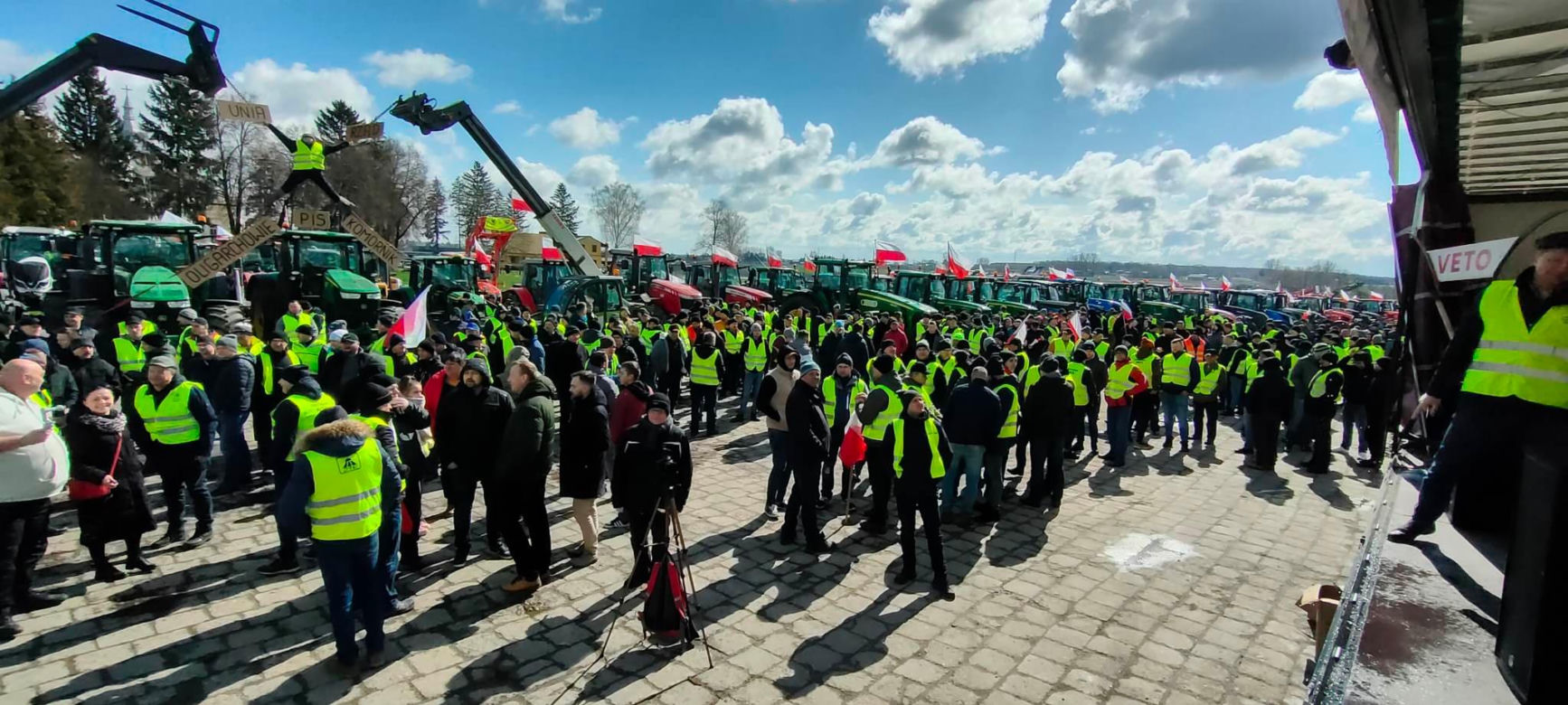 Ukrzyżowanie, bałwany i setki ciągników. Tak wyglądał protest rolniczy [ZDJĘCIA]
