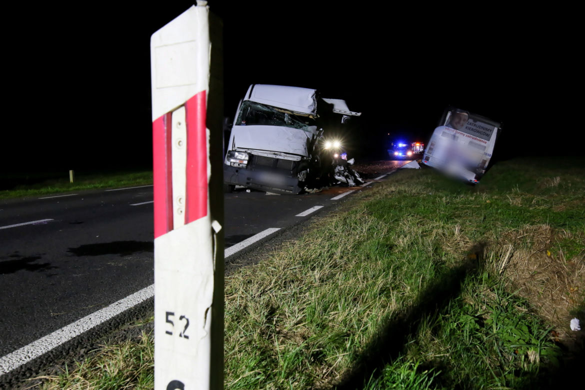 Brudzewek: Zderzenie autokaru z busem! Kierowca zakleszczony w aucie [ZDJĘCIA] 