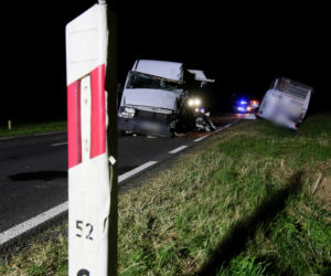 Brudzewek: Zderzenie autokaru z busem! Kierowca zakleszczony w aucie [ZDJĘCIA] 