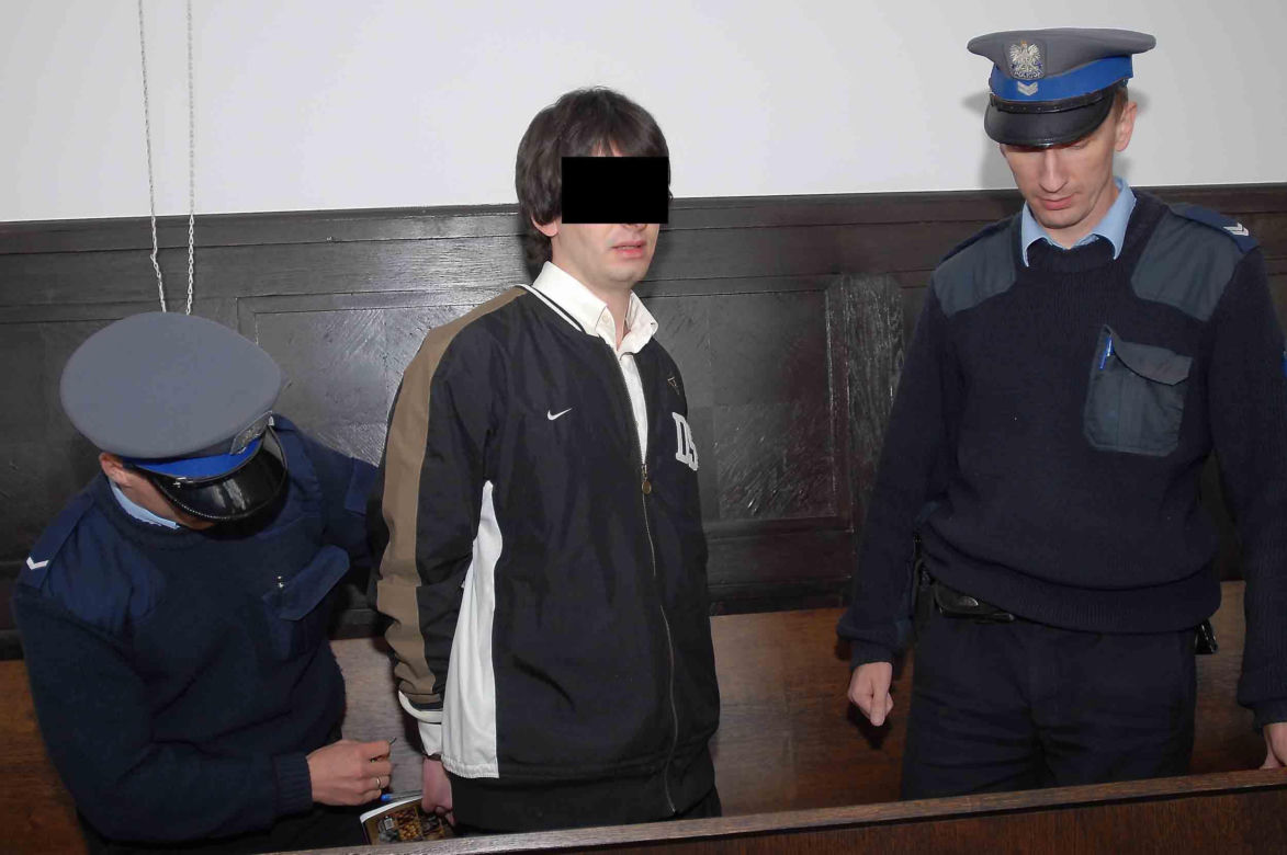 Jedną ręką podawał kwiaty, drugą zadźgał ukochaną. Daria zginęła na schodach szkoły