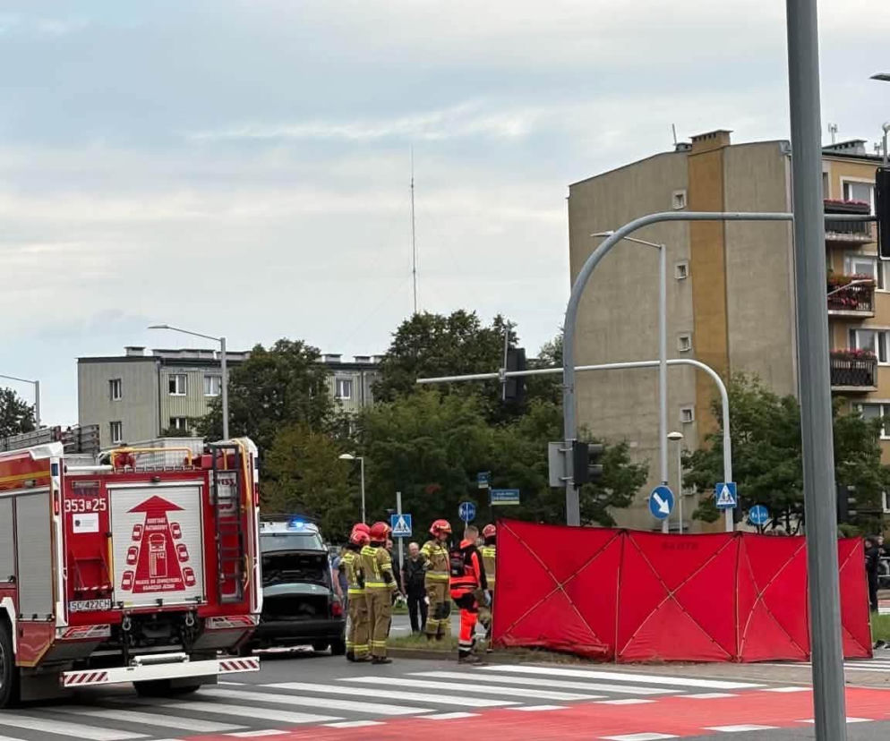 Strażacy przy czerwonym parawanie na miejscu wypadku w Częstochowie. O tragedii przeczytasz na Eska Śląskie.