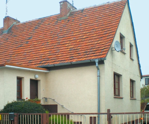 Do przedwojennego domu dobudowali nowoczesną kostkę. Nietypowy bliźniak